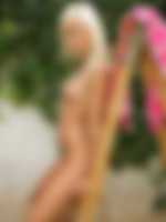 leony april escort